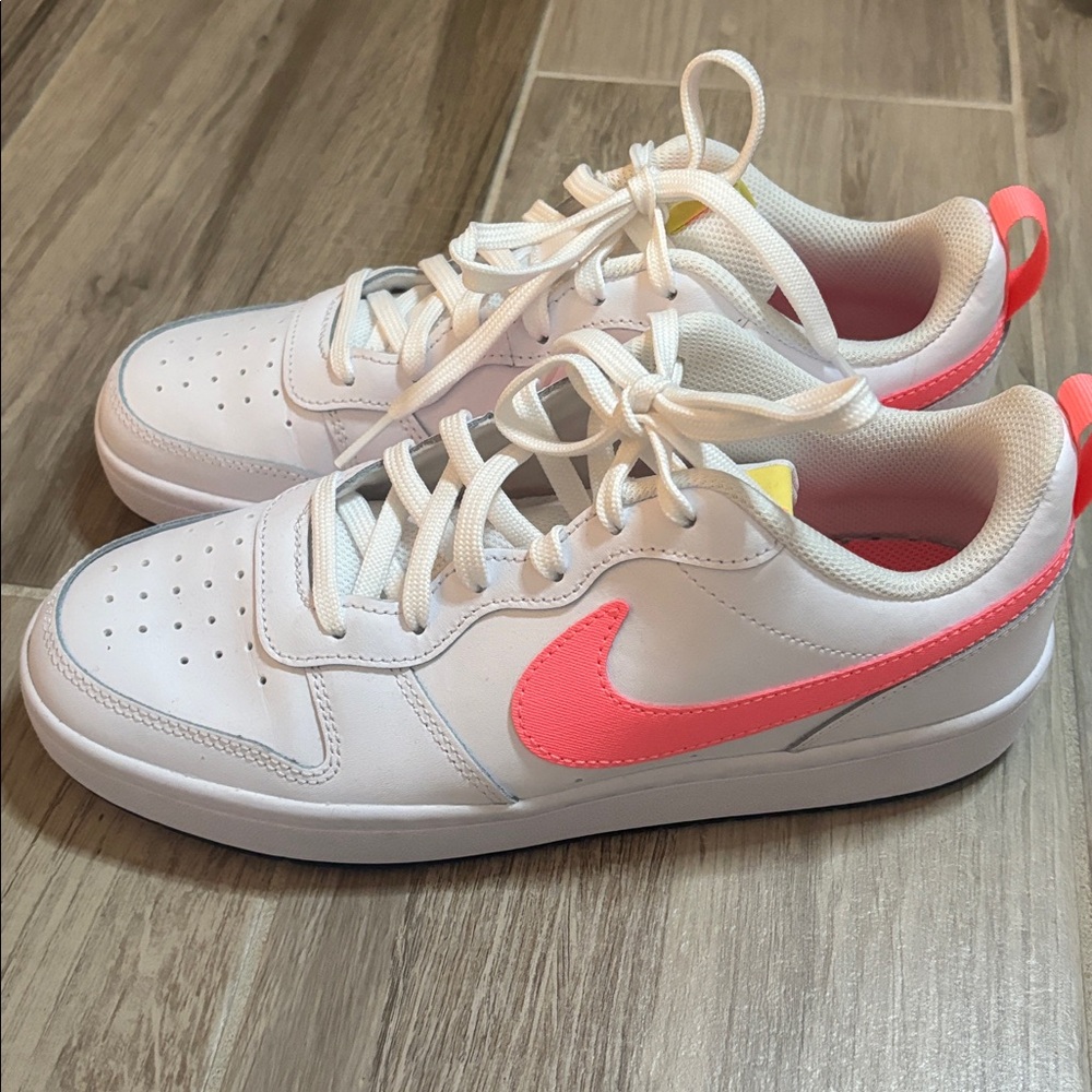 Nike White Athletic Shoes size 7Y in new condition